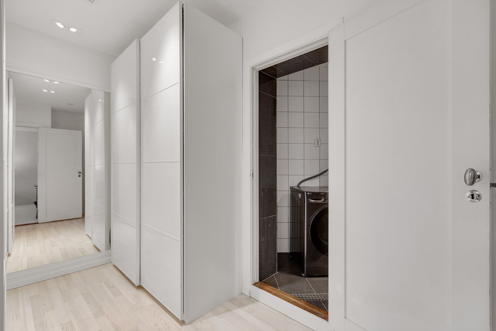 Omkledningsrom med downlights og praktisk oppbevaringsplass Galleribilde