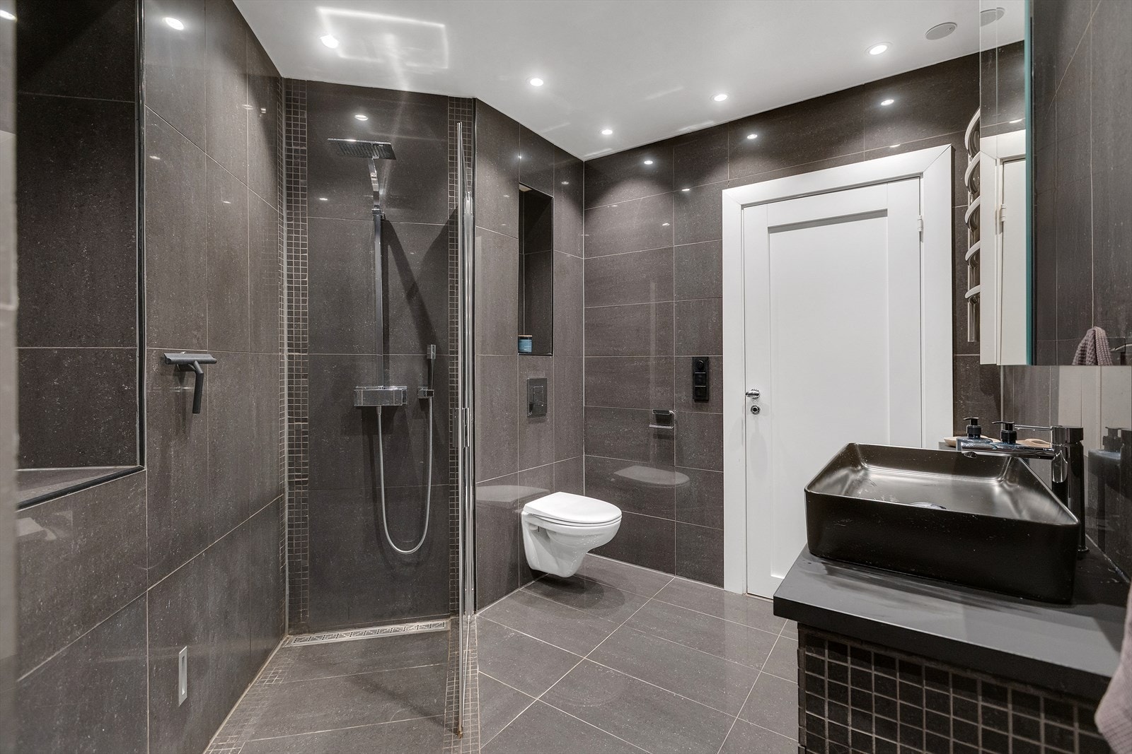 Stilrent bad med store fliser, servant og god benkeplass Galleribilde