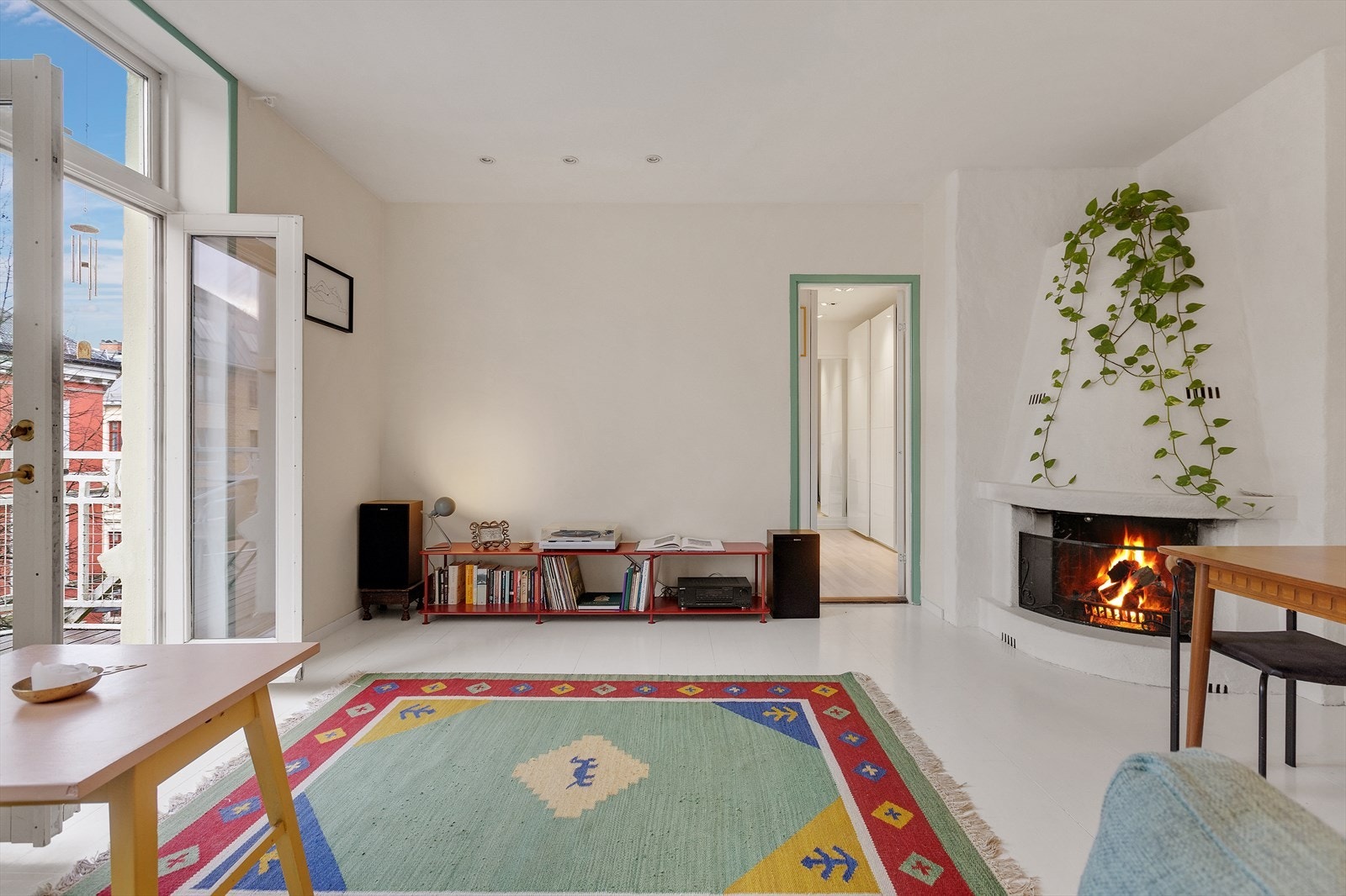 Lys og gjennomgående stue med vinduer i begge ender som gir en luftig og behagelig romfølelse Galleribilde