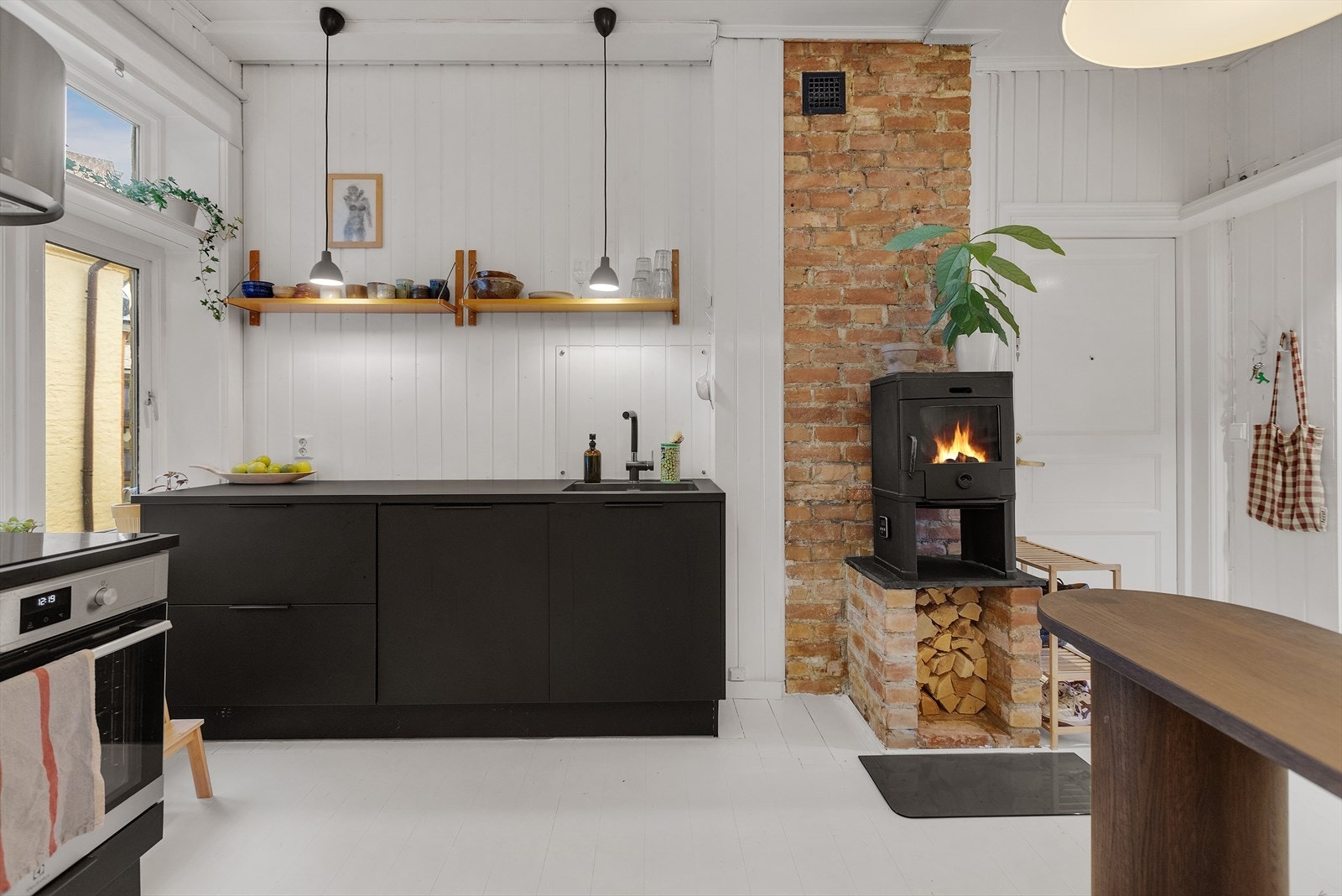 Praktisk kjøkkenløsning med god arbeidsplass og oppbevaring Galleribilde