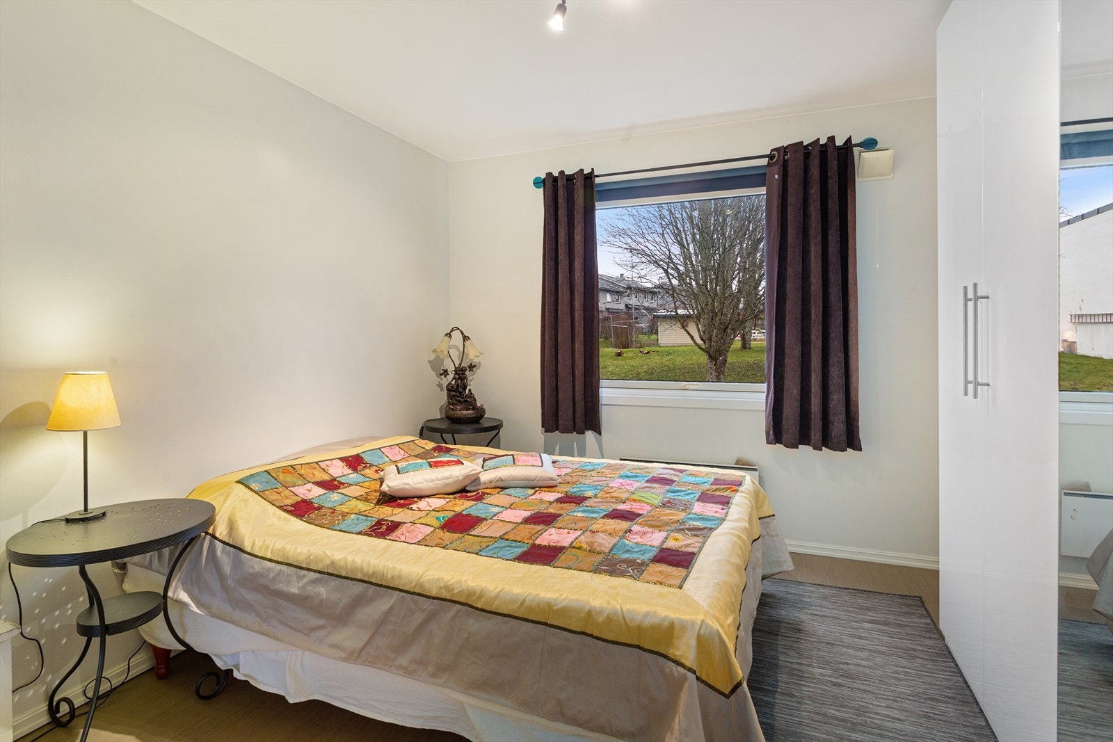 God plass til seng og skap. Galleribilde