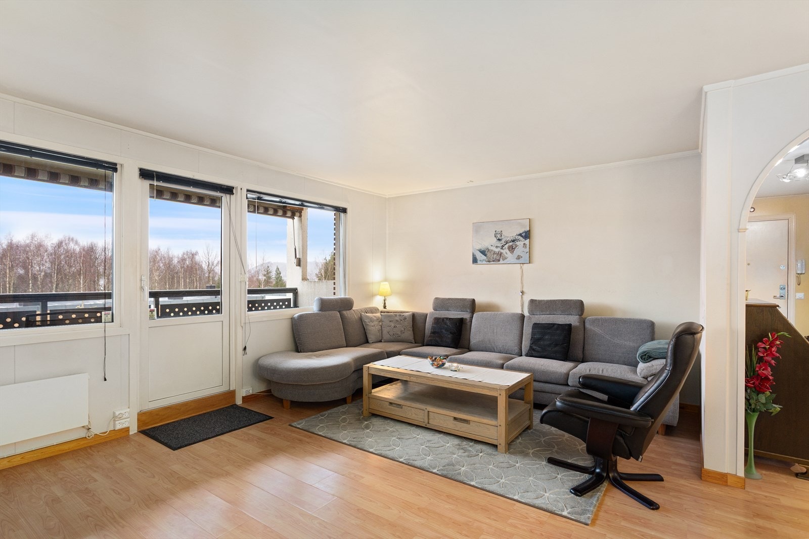 Romslig stue med utgang til balkong. Galleribilde