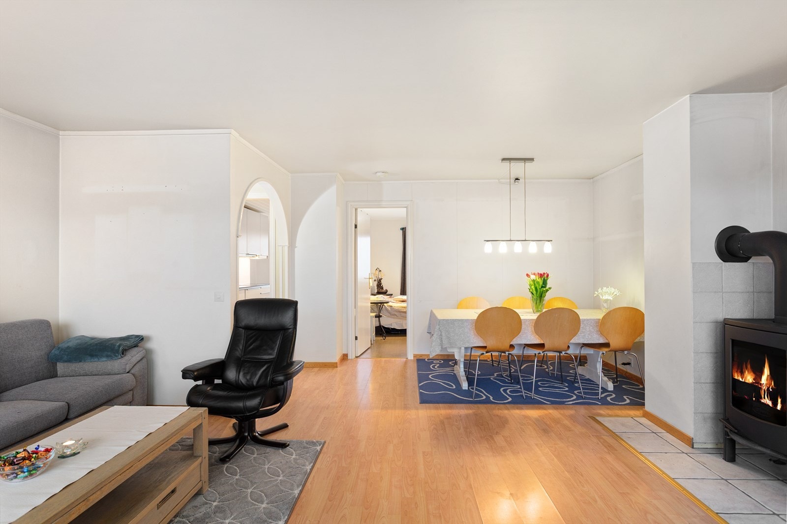 Lys og romslig stue, med smart planløsning. Galleribilde