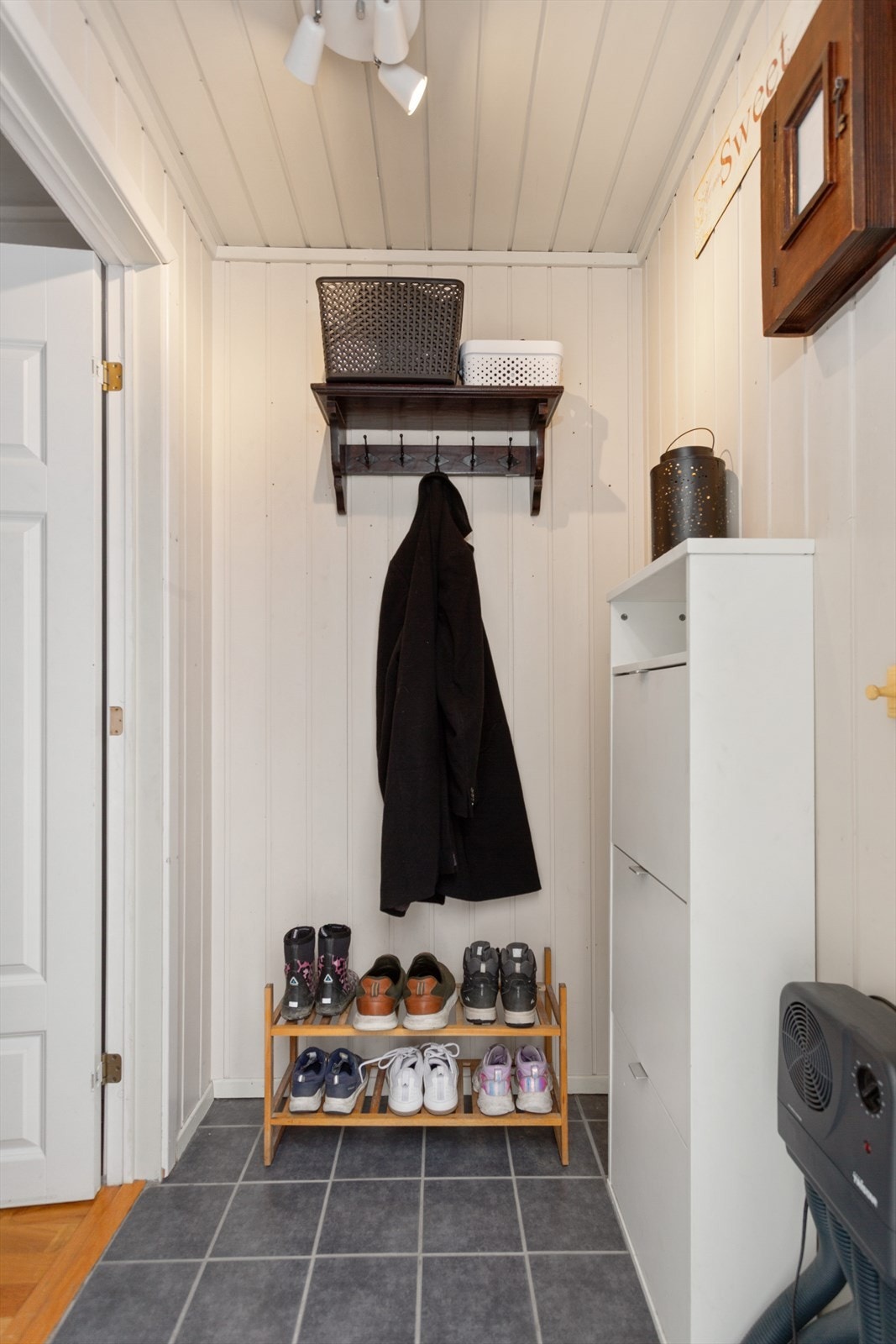 Entre med plass til sko og yttertøy Galleribilde