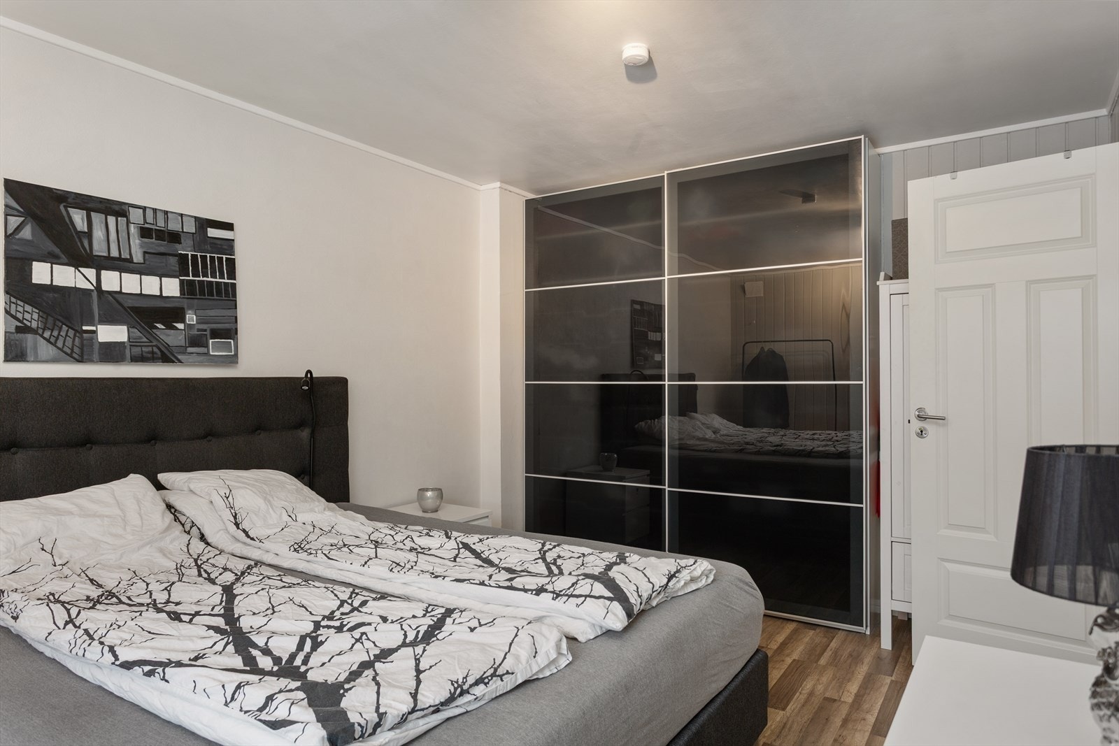 Soverom 1 med skyvedørsgarderobe Galleribilde