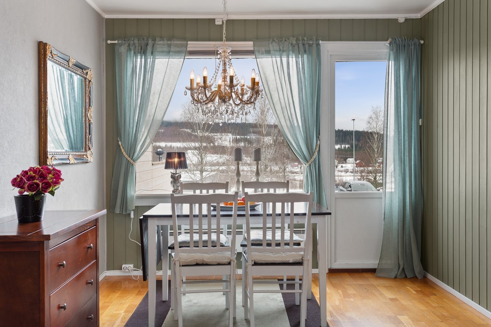 Lys spisestue med utgang sydvestvendt terrasse Galleribilde