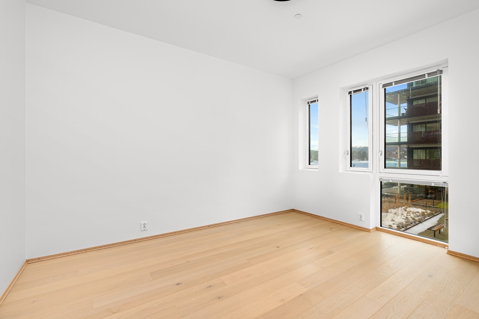 Hovedsoverommet er på ca 12 kvm., hvor du har plass til dobbeltseng, samt garderobeløsing. Rommet er vendt mot samme side som balkongen og har tilkomst via entre. Galleribilde