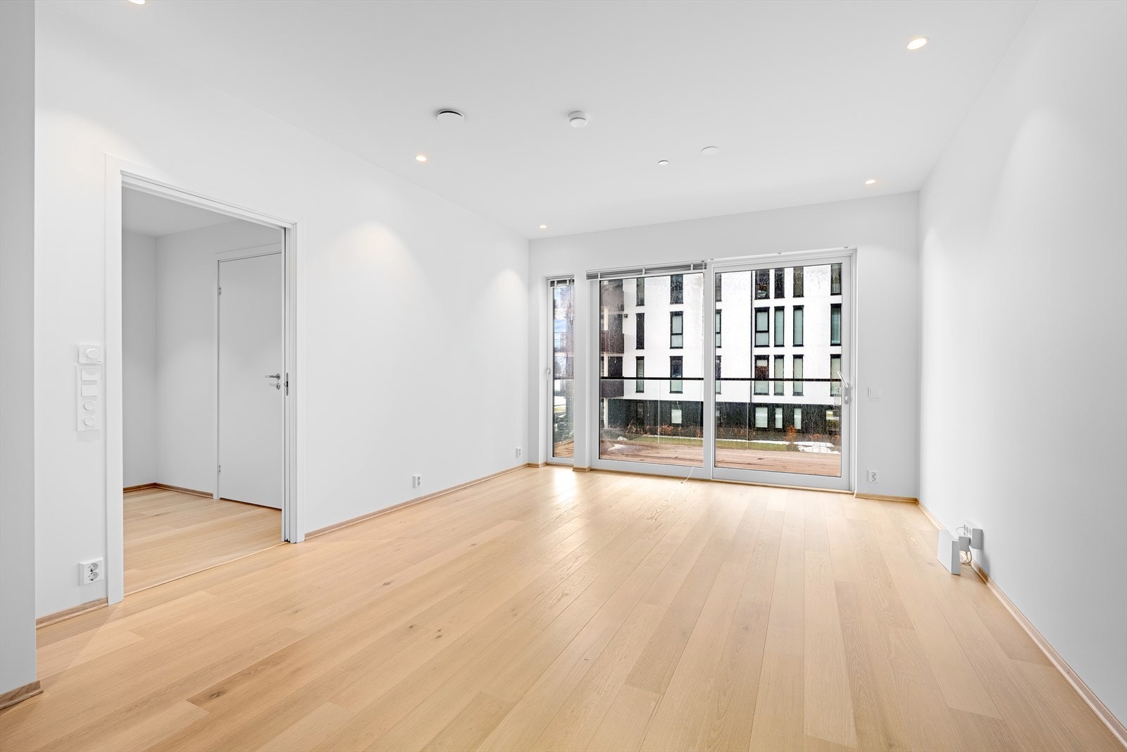 Leiligheten ligger i byggets 2.etg. og inneholder en åpen stue/kjøkkenløsning, 2 soverom, innvendig bod, og bad. I tillegg medfølger det bod og parkeringsplass i byggets underetg. Galleribilde