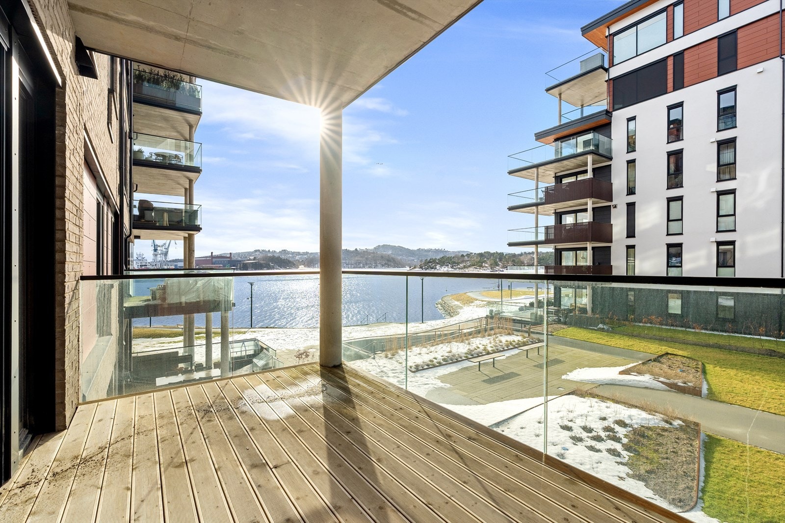 I tillegg til egen balkong finnes det en felles takterrasse med inngang i blokk E (Lumber Brygge 44). Takterrassen er utstyrt med grill og sittegrupper Galleribilde