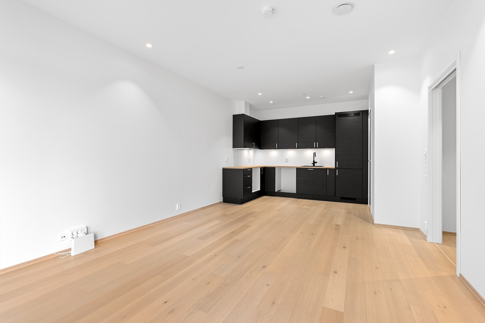 Den åpne stue/kjøkkenløsningen er av god størrelse med plass til både en spisestue- og en sofagruppe. Det er vannbåren gulvvarme som gir en jevn og god oppvarming. Galleribilde