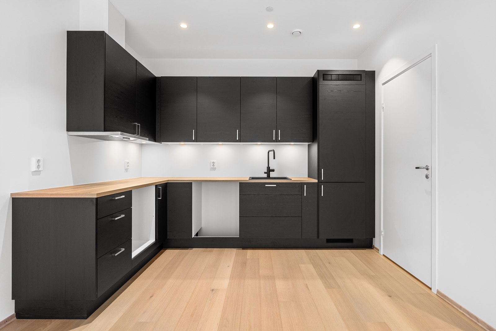 Innredningen byr på god skap- og benkeplass, samt god belysning under overskap og downlights i himlingen. Videre inn fra kjøkkenet er det tilkomst til en praktisk innvendig bod som er på ca 2 kvm. Galleribilde