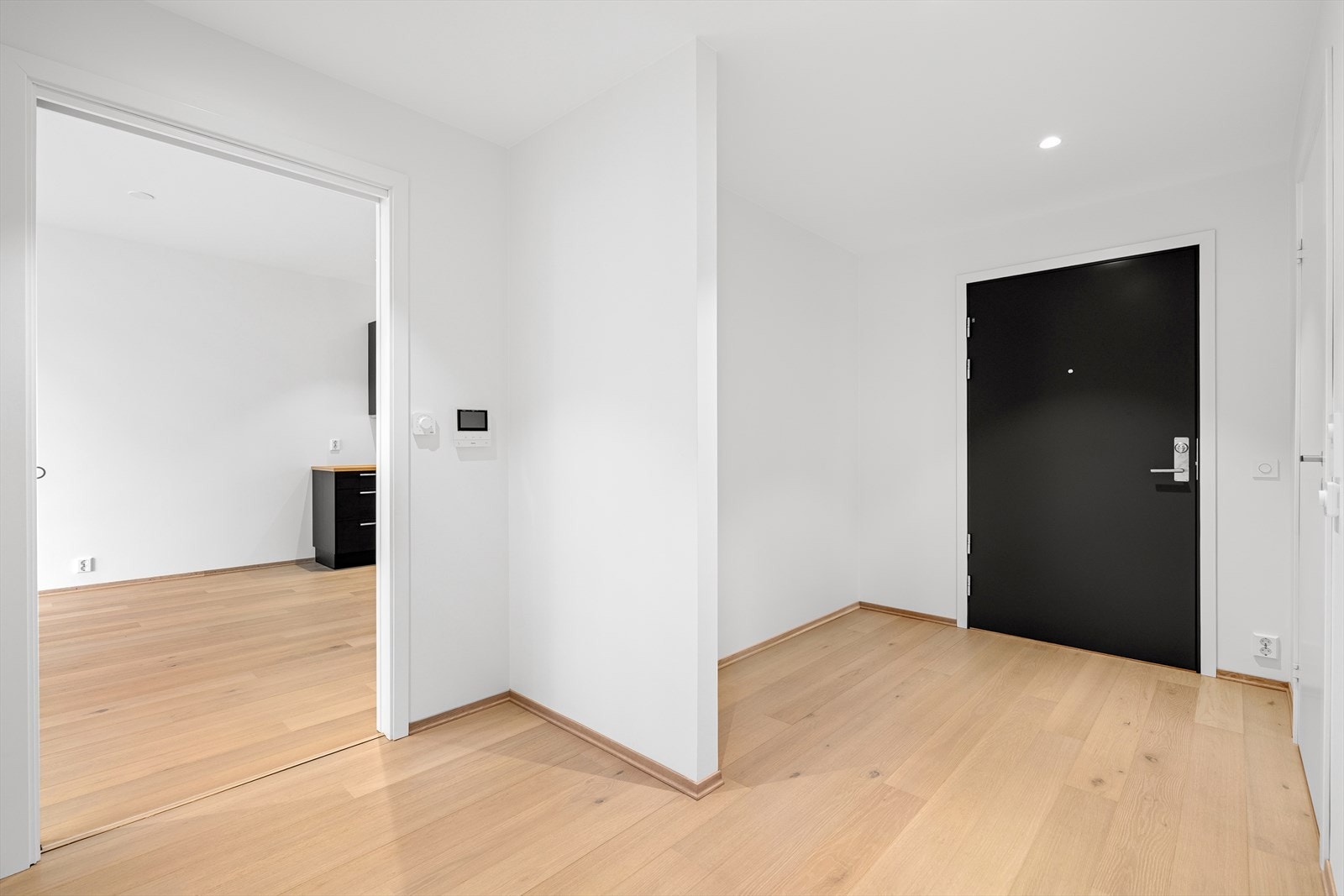 I entreen er det en innhukk hvor du har plass til et garderobeskap om ønskelig. Det er også porttelefon som slipper venner og familie enkelt inn i bygget. Du vil også kunne ringe til garasjeporten for å åpne den om gjester ønsker å parkere i felles anlegg Galleribilde