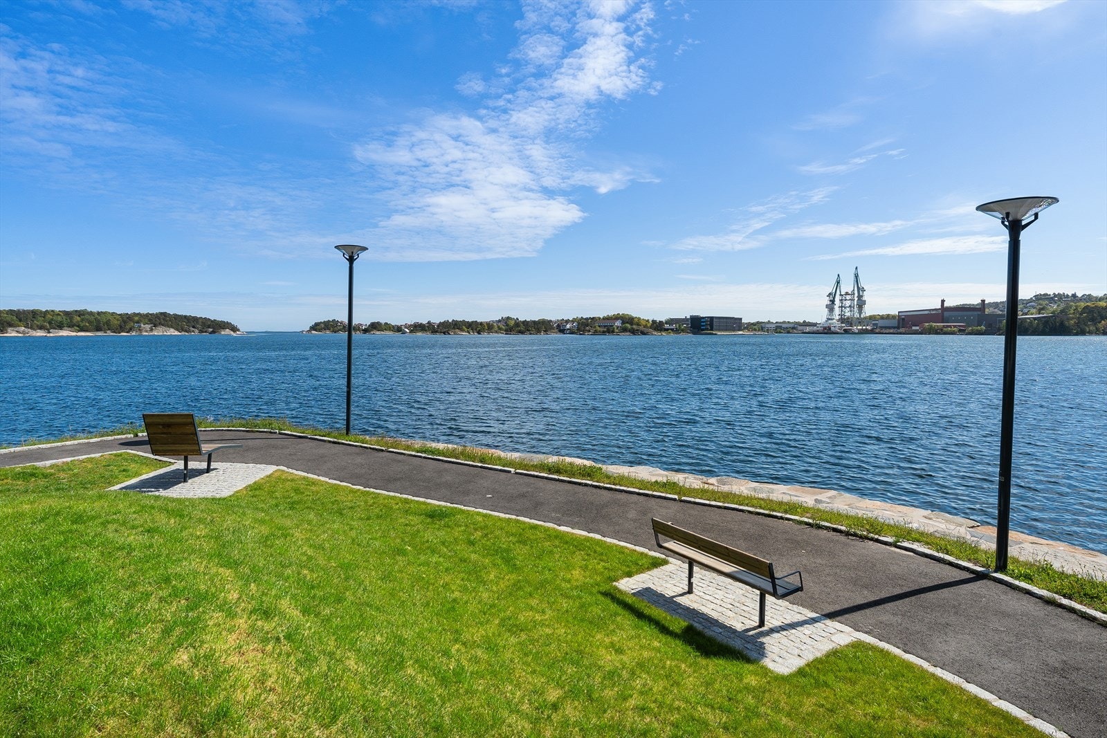 Fra leiligheten har du gangavstand til den påbegynte promenaden langs sjøen, samt videre opp til dagligvarebutikk (Coop Extra), samt hyppige kollektivtilbud i Lumberkrysset. Galleribilde