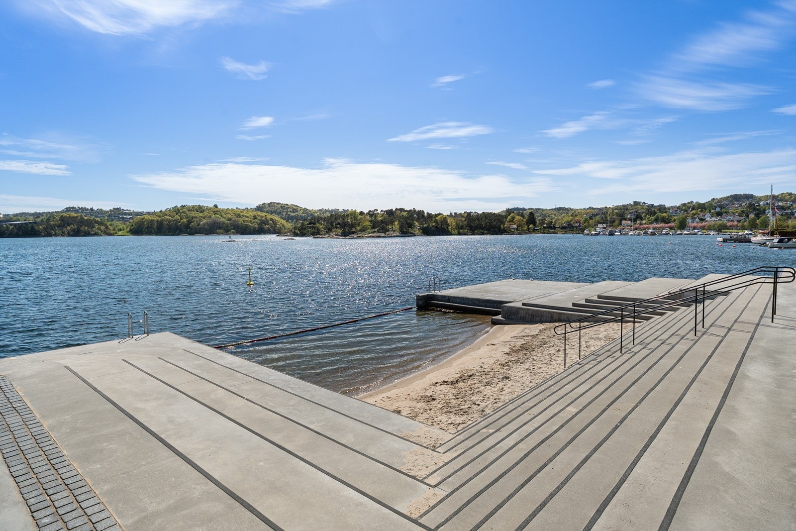 Flott samlingsplass som brukes til bading hele året Galleribilde