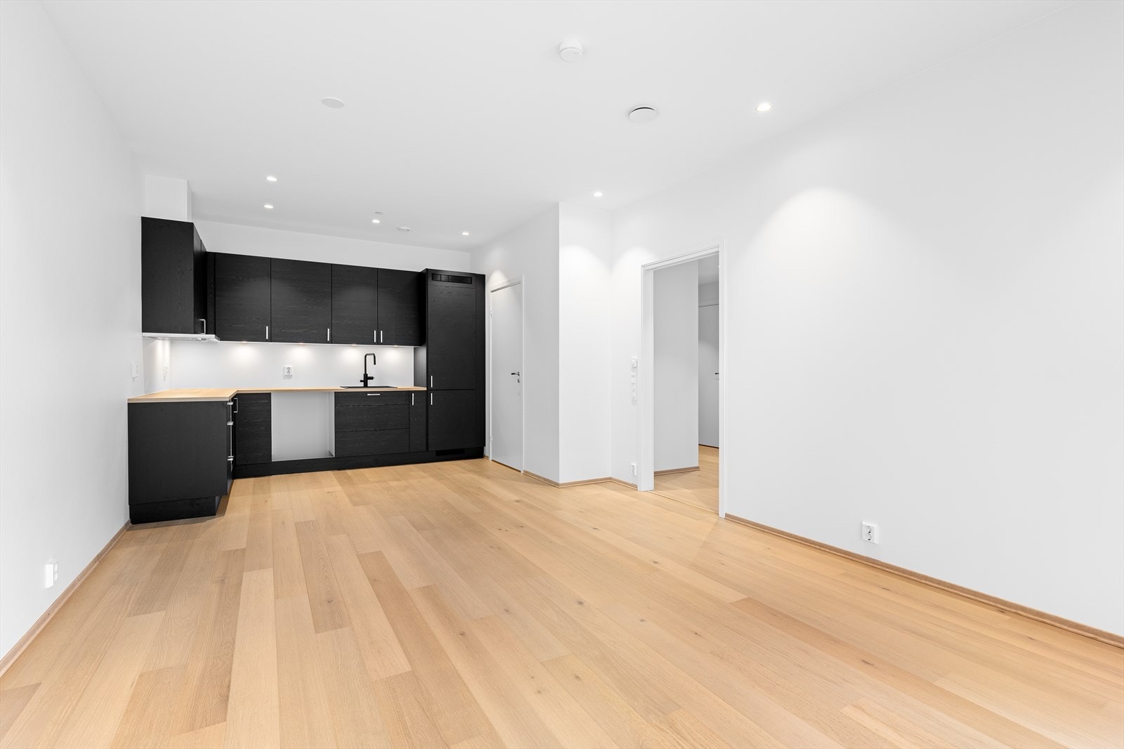 Kjøkkenet er fra kvalitetsleverandøren Strai kjøkken med integrert kjøleskap med frysedel. I tillegg er det avsatt plass til stekeovn, platetopp og oppvaskmaskin. Galleribilde