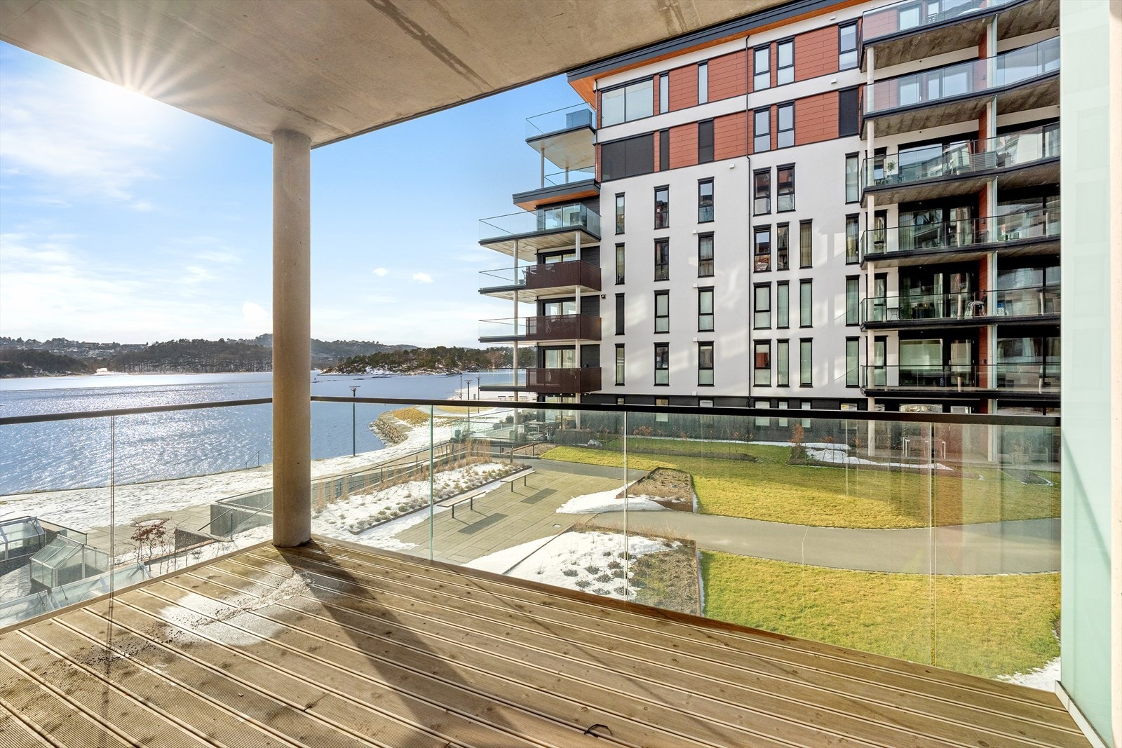Velkommen til Lumber Brygge 50, leil D-202 presentert av Eiendomsmegler Norge v/Ina Andersen. Aktuell leilighet kan friste med en solrik balkong med flott sjøutsikt! Balkongen er overbygget og på ca 10,8 kvm. Galleribilde