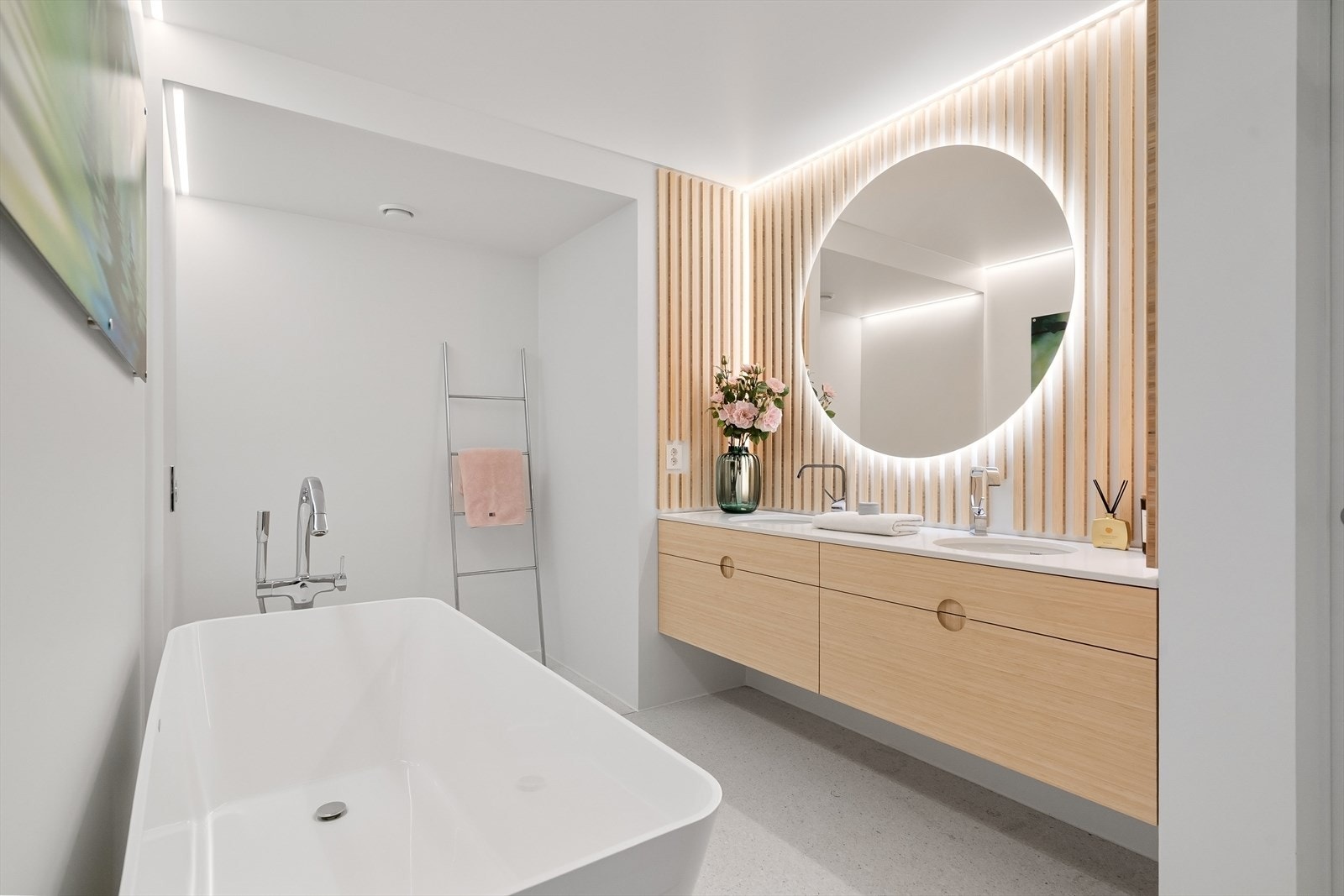 Benk med trefinerte fronter og hel benkeplate. Gulvet av terrazzo. Galleribilde