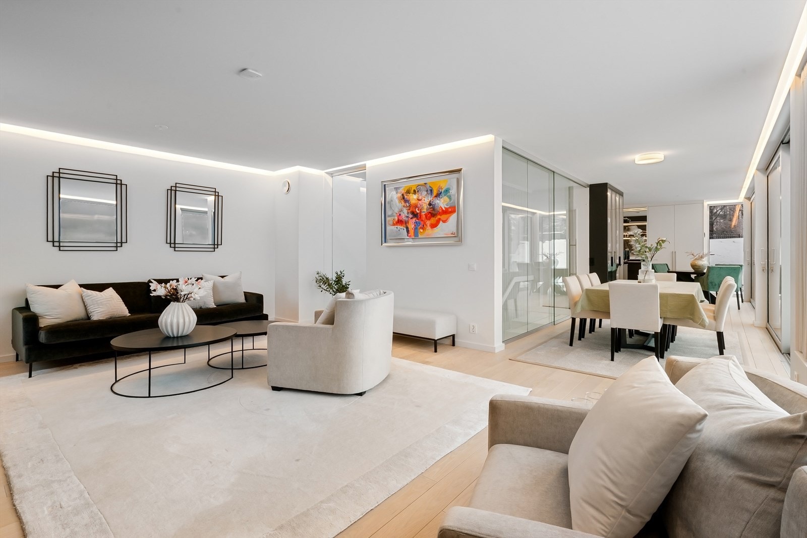 2. etasje inneholder stue, spisestue, kjøkken og wc-rom. Galleribilde