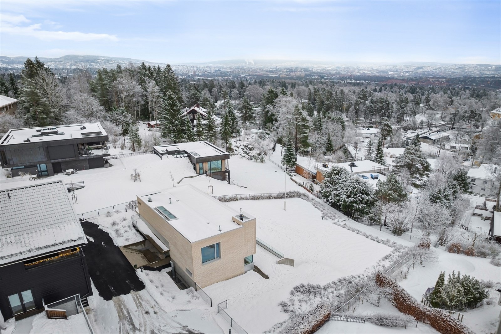 Her bor man i en rolig gate, rett ved marka og idrettsanlegg Galleribilde