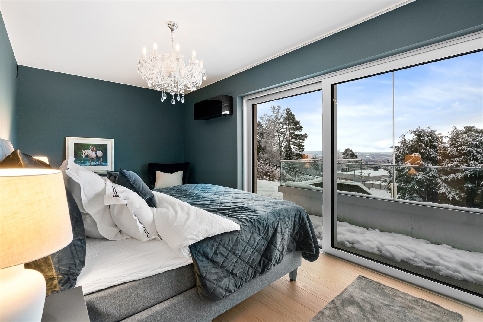 Også dette rommet har store vindusflater fra gulv til tak med mulighet for å tusle rett ut i hagen. Galleribilde