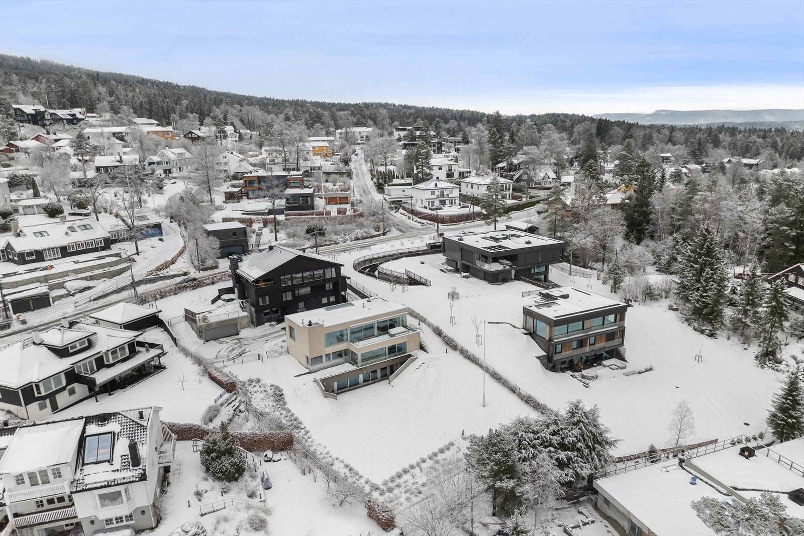I garasjen rett bak huset har man bruksrett til en garasjeplass. Der kan to biler parkere etter hverandre. Galleribilde