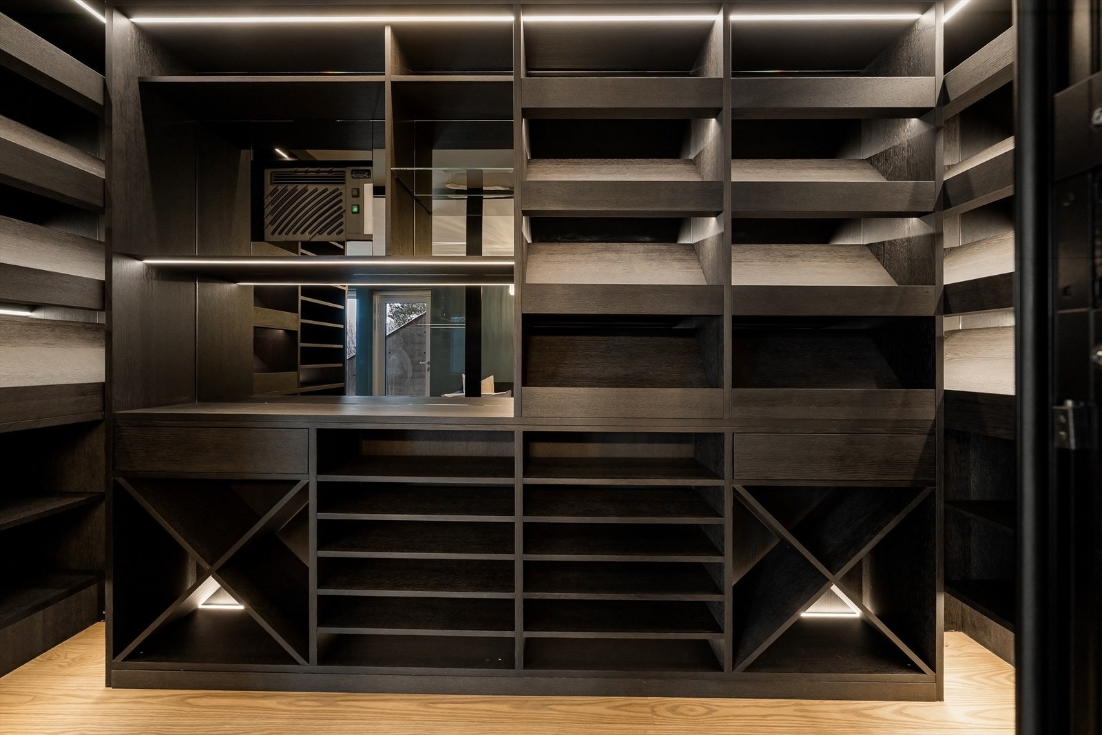 Eksklusiv vinkjeller med kjøleaggregat fra Wine Master og belysning. Galleribilde