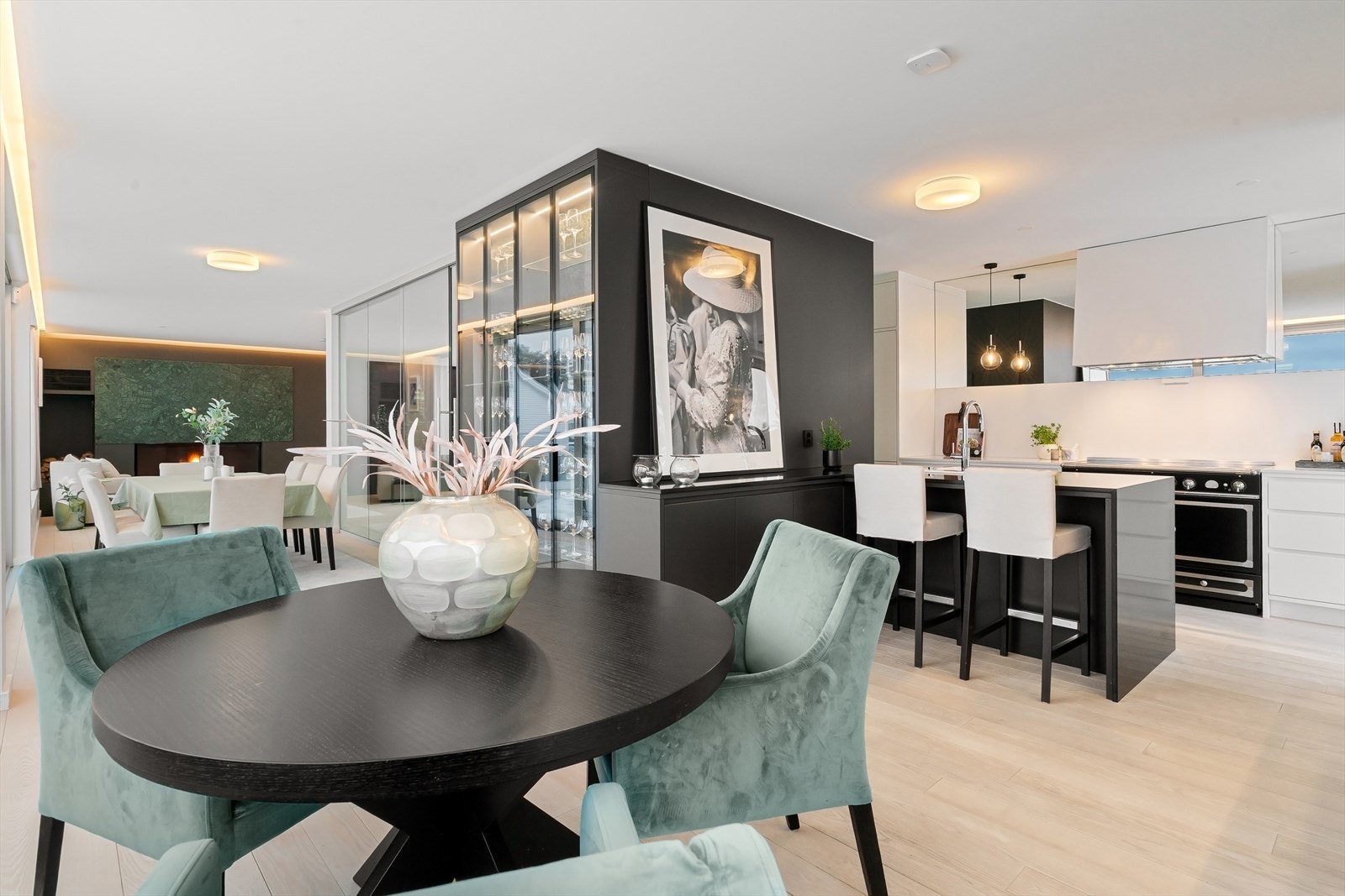 I flott tilknytning til spisestuen ligger kjøkkenet i delvis åpen løsning. Galleribilde