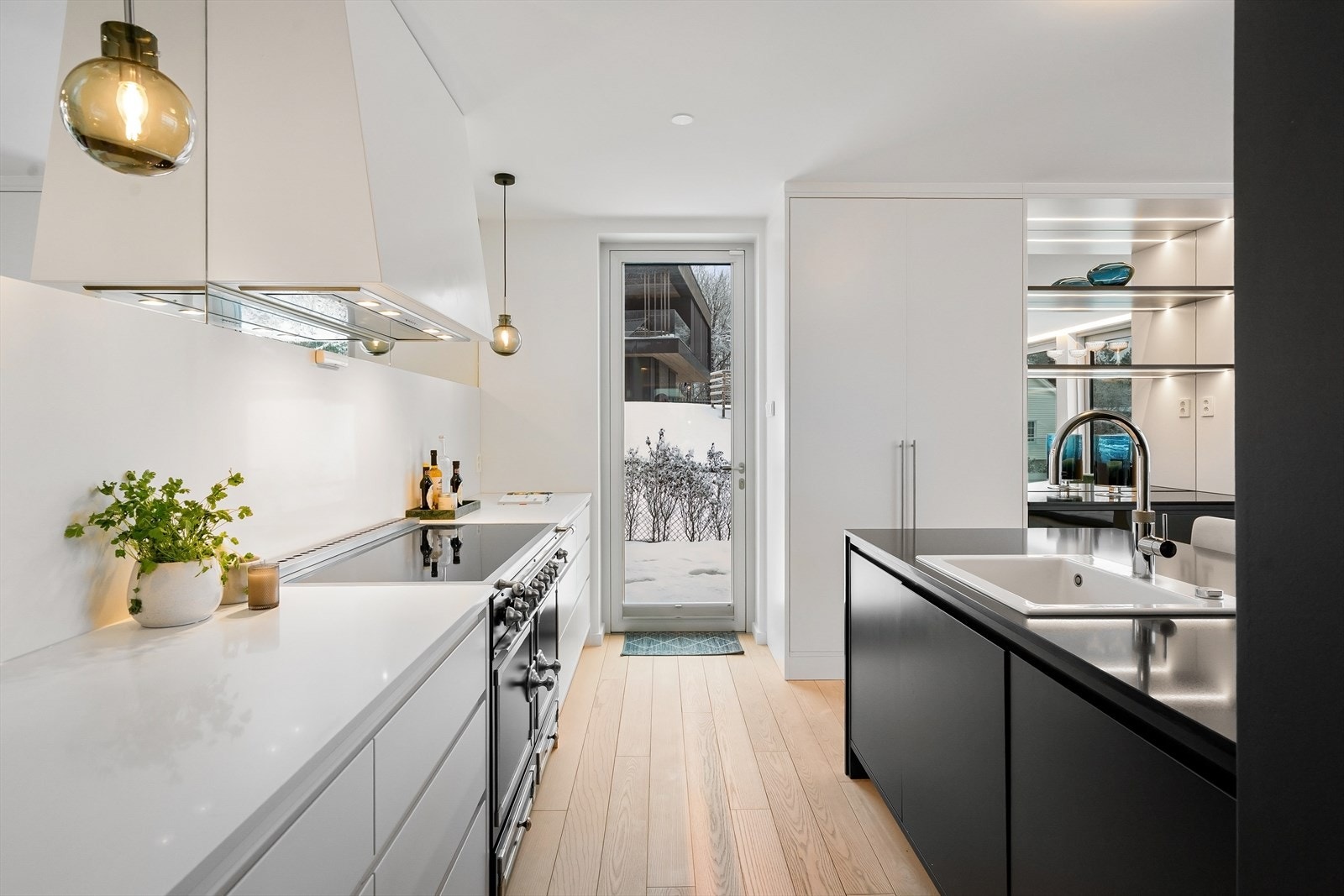 Boligen er svært praktisk med utgang til uteplasser på alle sier og plan. Galleribilde