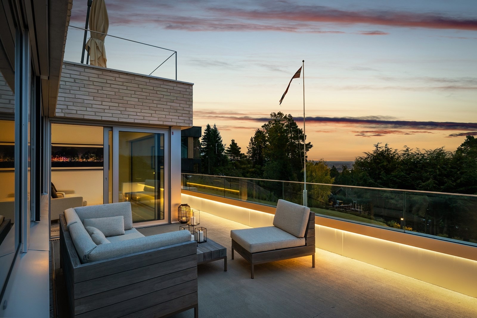 En særdeles lekker og innholdsrik enebolig fra 2021 med praktfull beliggenhet i Vettakollen. Galleribilde