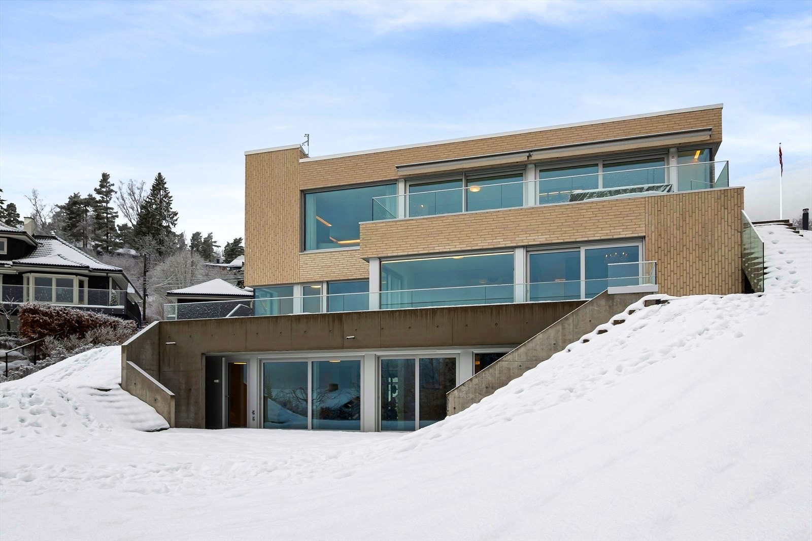 Huset har svært godt med uteplasser på flere nivåer og tomten er pent opparbeidet med plen, prydbusker og trær. Galleribilde