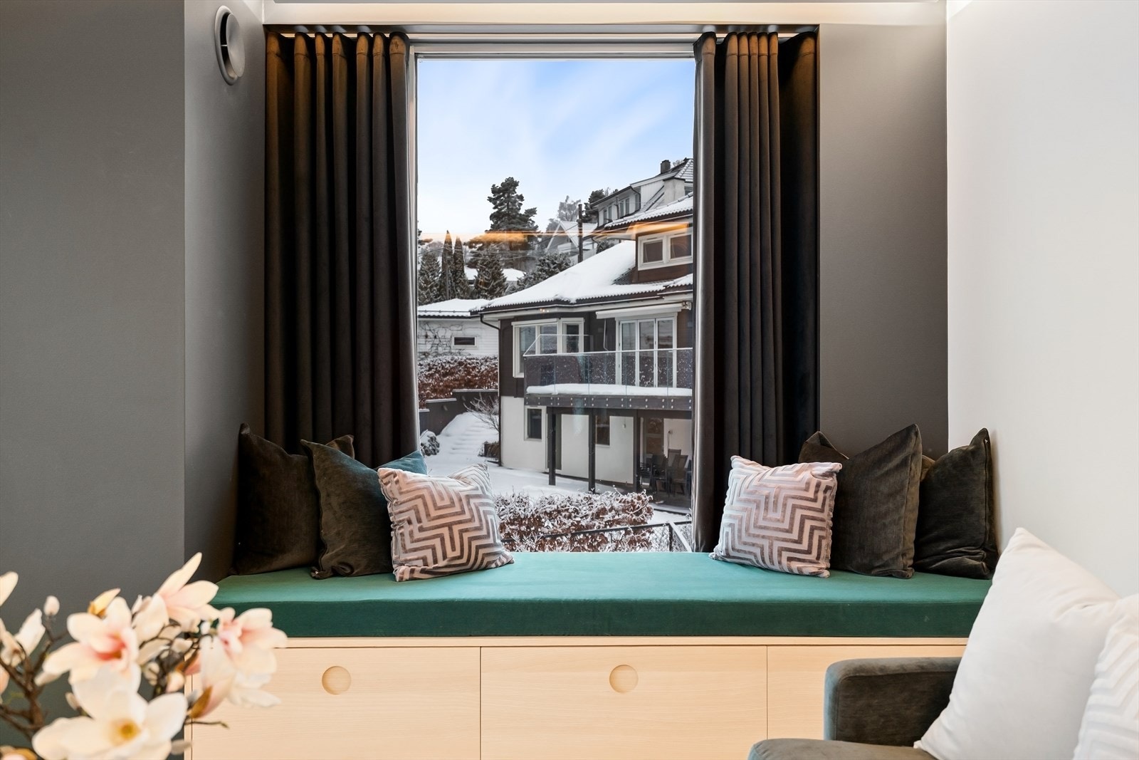 Koselig sittebenk med integrerte skuffer. Galleribilde