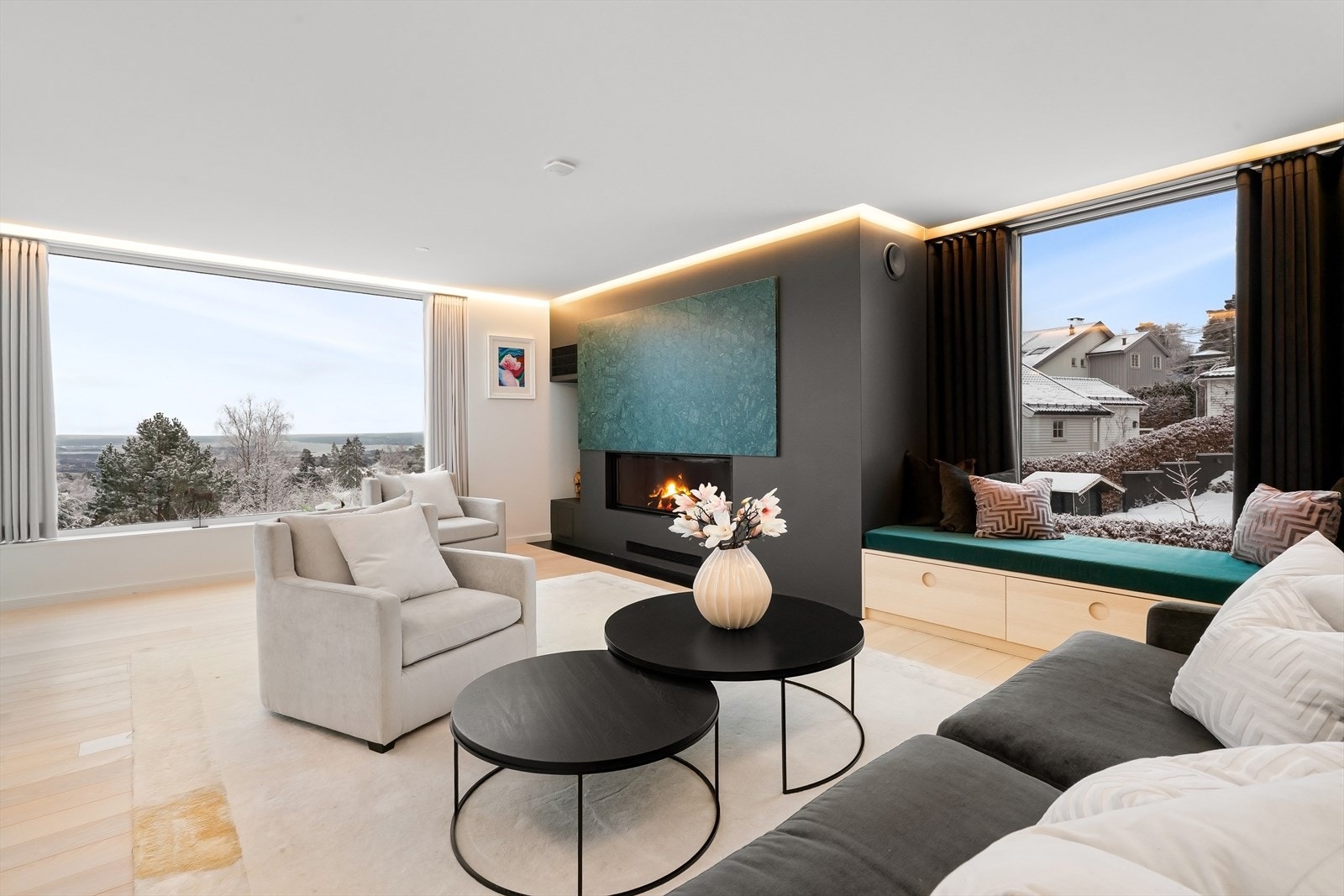 Stuen har en flott peis som varmer godt på kalde vinterdager. Galleribilde