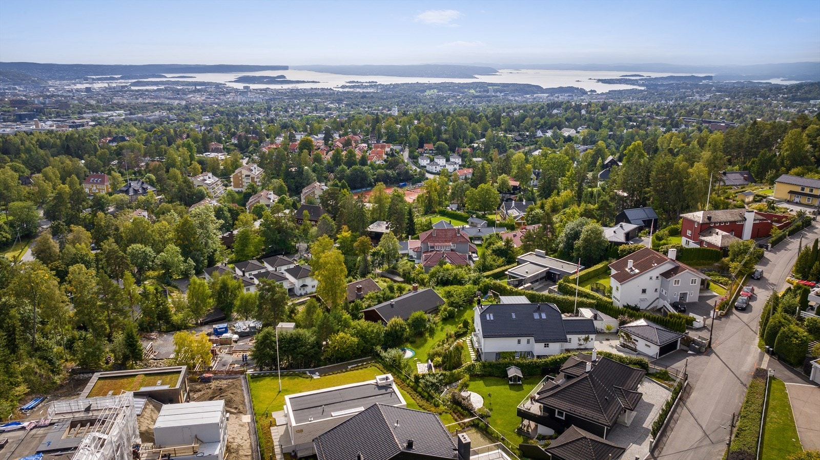 Tomten har flott, tilbaketrukket beliggenhet på en stor tomt. Masse boltreplass for både liten og stor. Galleribilde