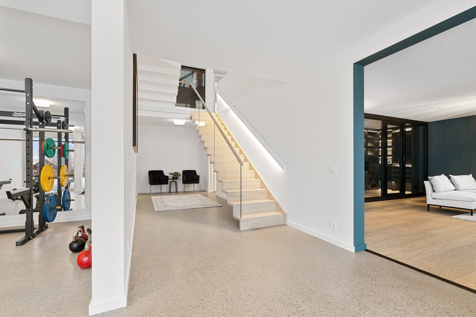 Underetasje med kjellerstue, vinkjeller, trimrom, bade, 2 soverom, vaskerom, bod og teknisk rom. Galleribilde