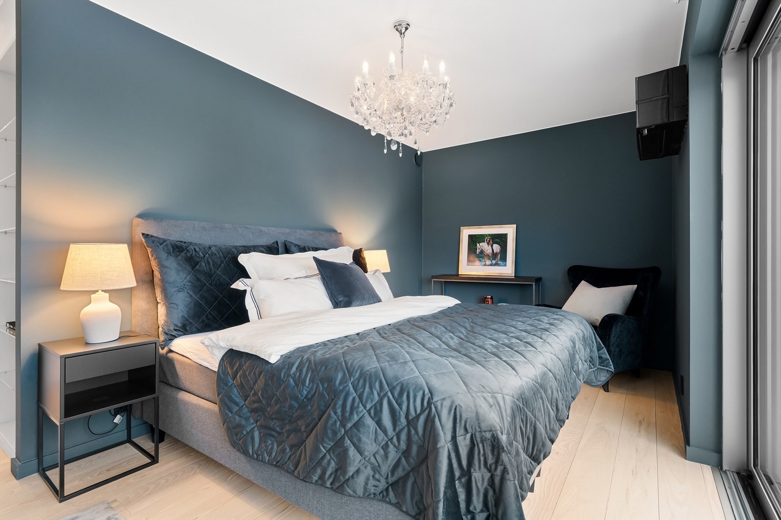 Hovedsoverom tilknyttet flott walk-in-closet Galleribilde