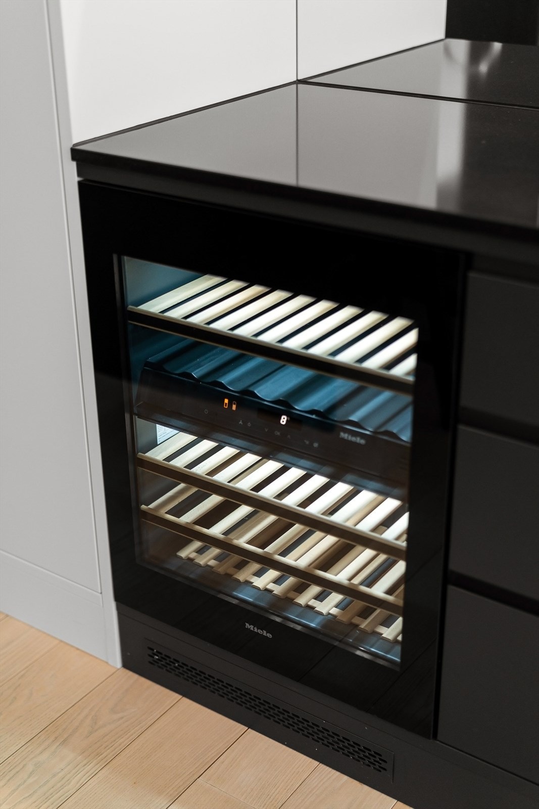 Vinskap fra Miele med to soner. Galleribilde