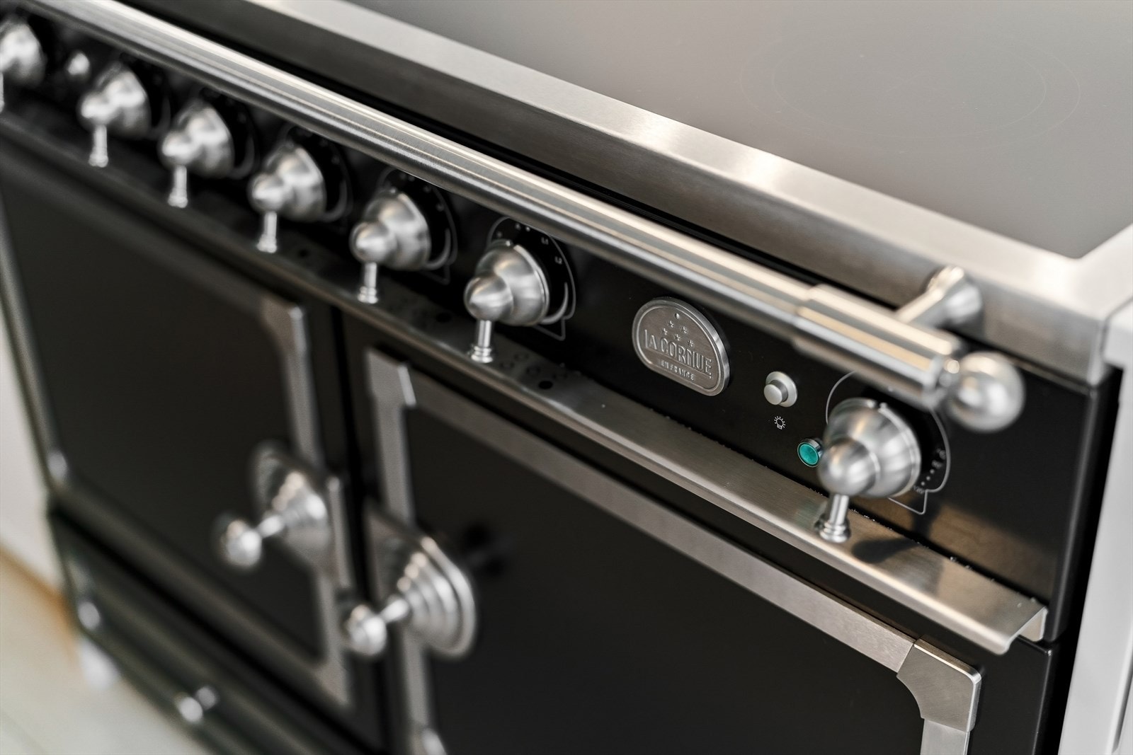 Stor komfyr fra La Cornue med 2 ovner samt keramisk topp. Galleribilde