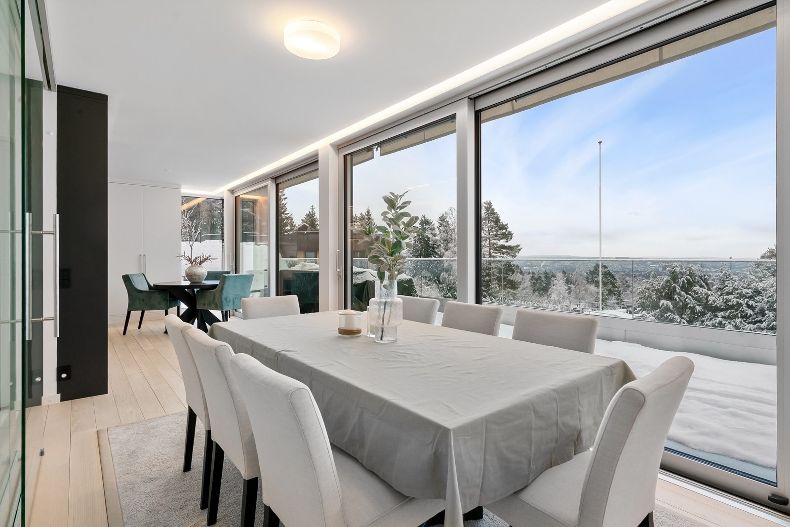 Skyvedørerne visker ut skillet mellom ute og uteplassen virker som en forlengelse av rommet sommerstid. Galleribilde