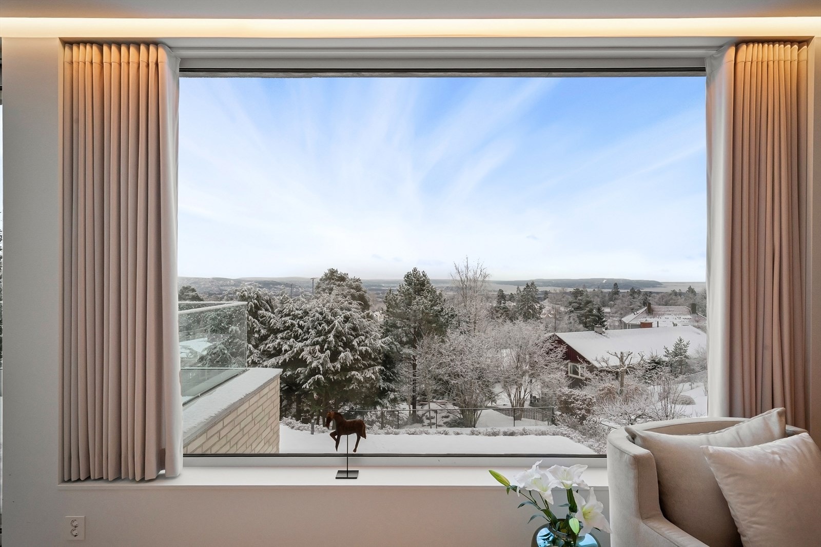 Her kan man nyte utsikten over by og sjø. Galleribilde