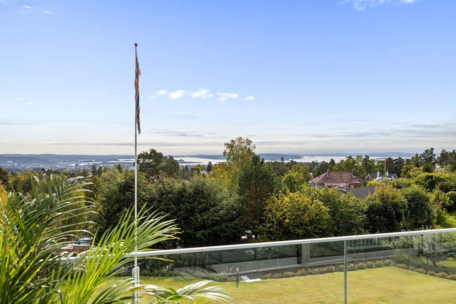 Sommerstid fremstår området svært grønt og frodig. Galleribilde