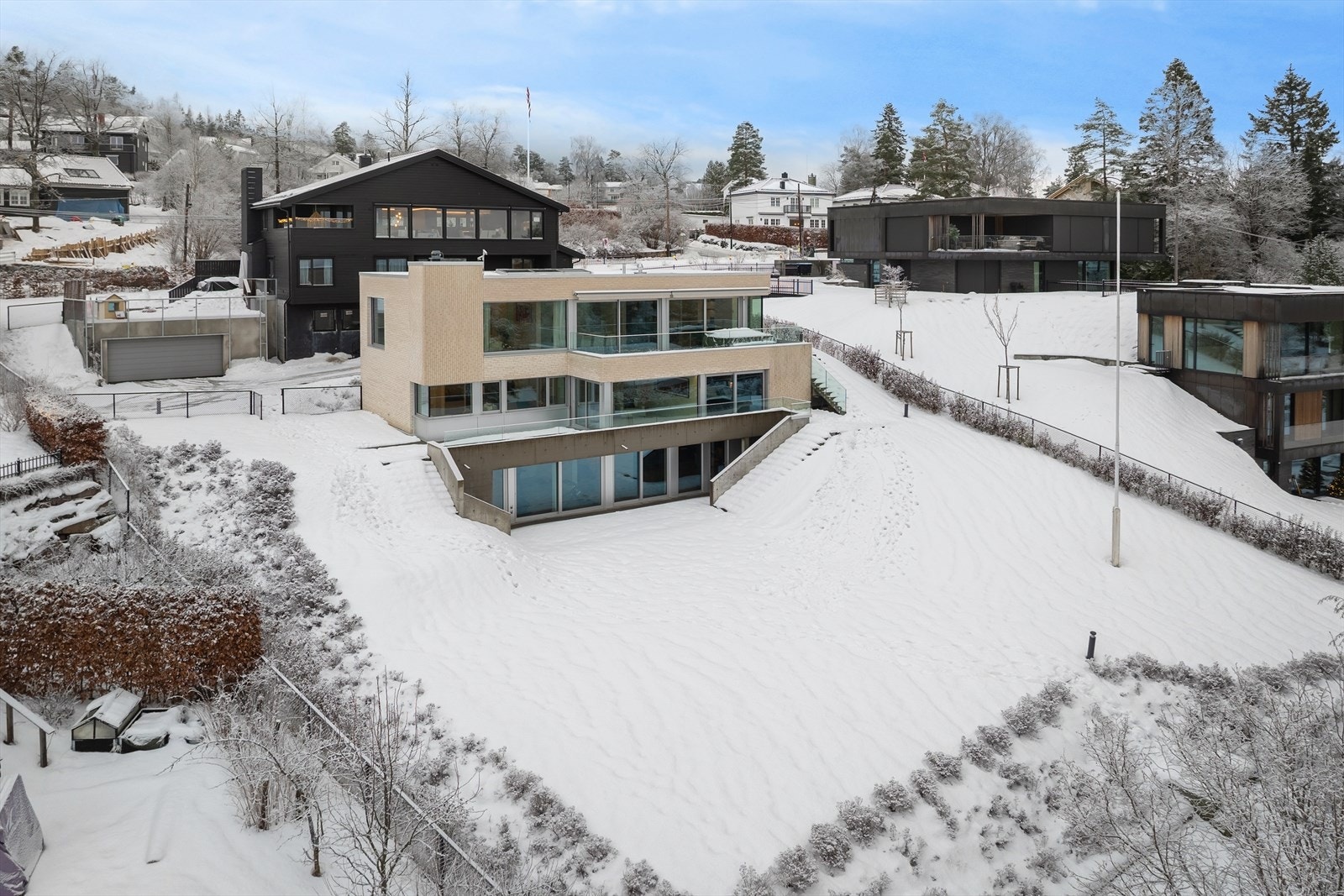 Boligen har et moderne preg med god plassutnyttelse både ute og inne. Galleribilde