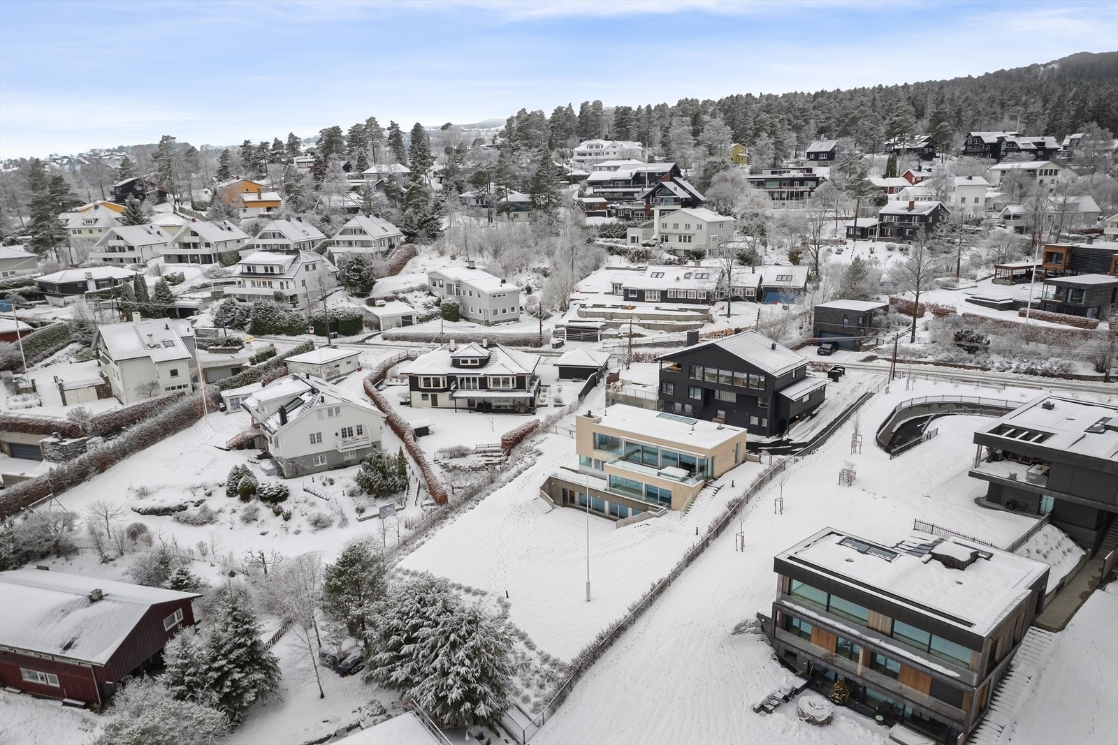 Det er gangavstand til Slemdal og Svendstuen barneskole, samt Midtstuen ungdomsskole. Det er også flere barnehager i området. Galleribilde