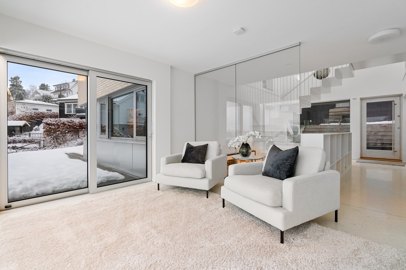 Stue 2 med adkomst til terrasse og hagen via skyvedører. Galleribilde