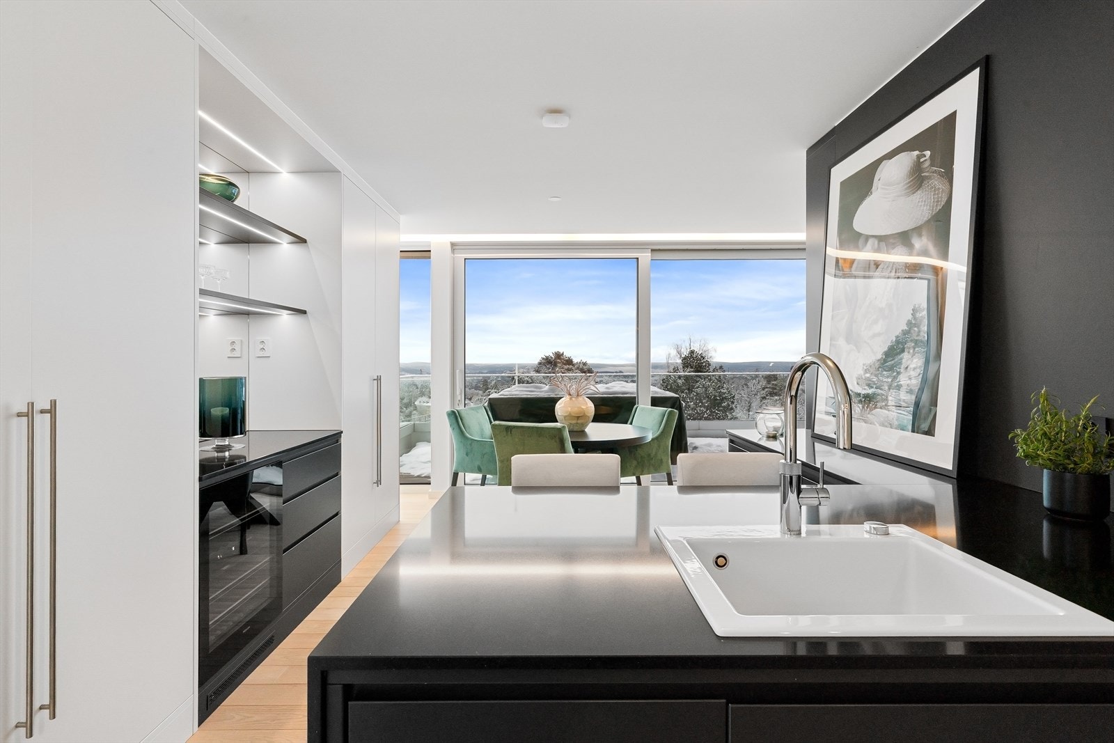 I tilknytning til kjøkkenet er det plass til et spisebord to om ønskelig. Galleribilde