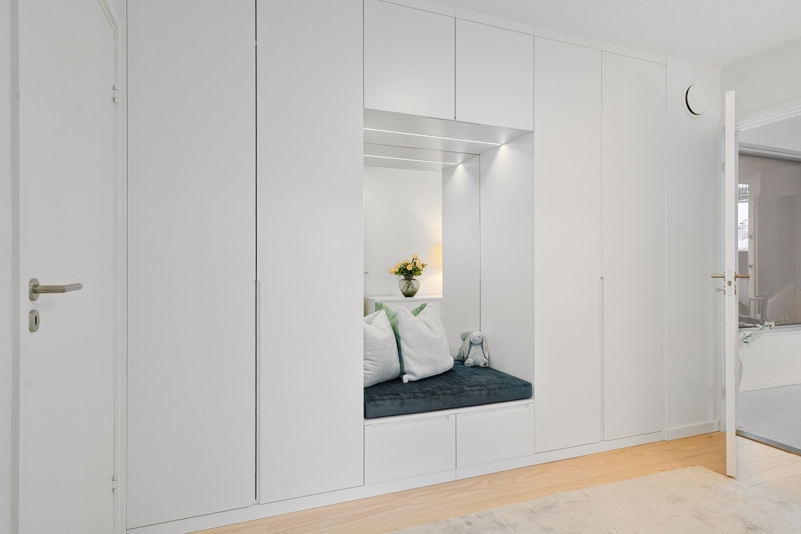 Boligen har svært godt med skap- og bodplass. Galleribilde