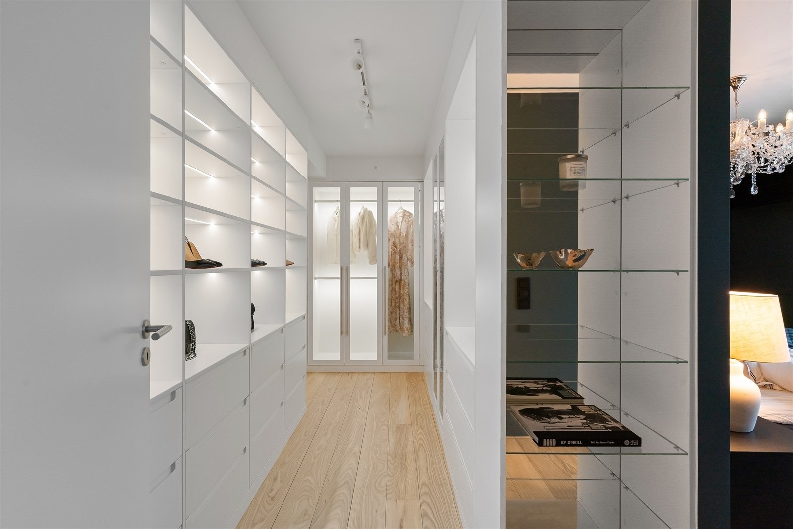 Lekker og praktisk walk-in-closet med godt med oppbevaringsplass. Galleribilde