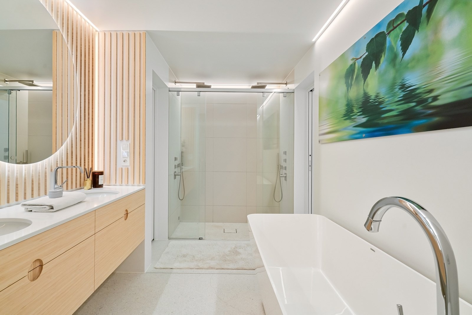 Særdeles delikat hovedbad med dobbel dusj, badekar og dobbel servant Galleribilde