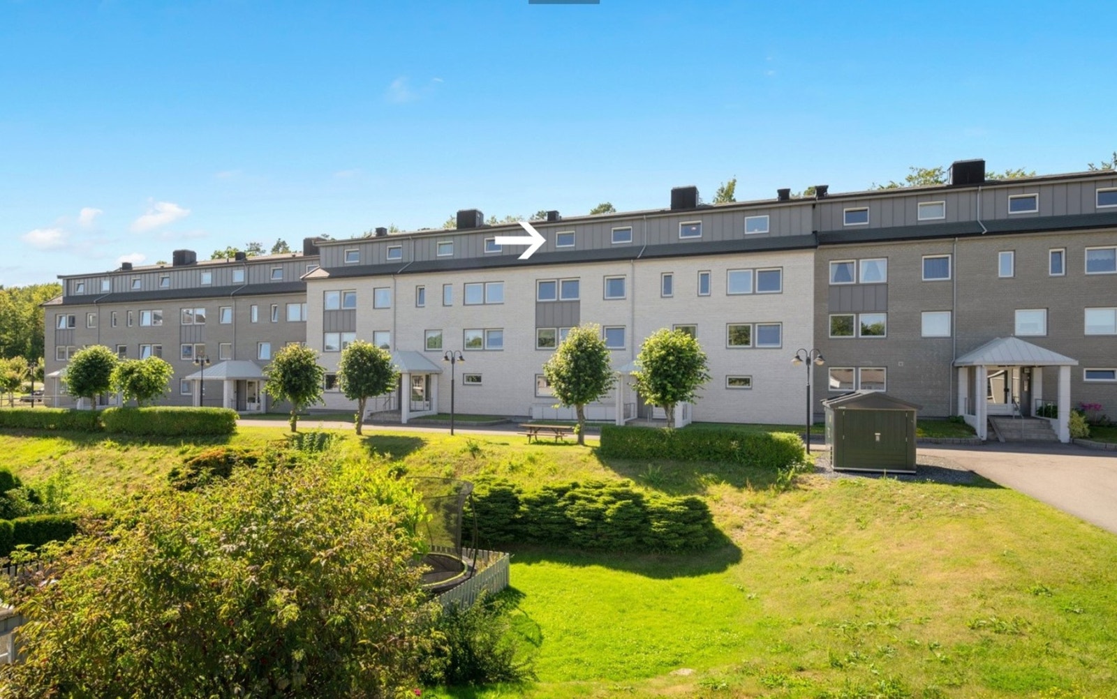 Leilighetsbygget har nyere fasade og det er pene områder rundt boligen. Galleribilde