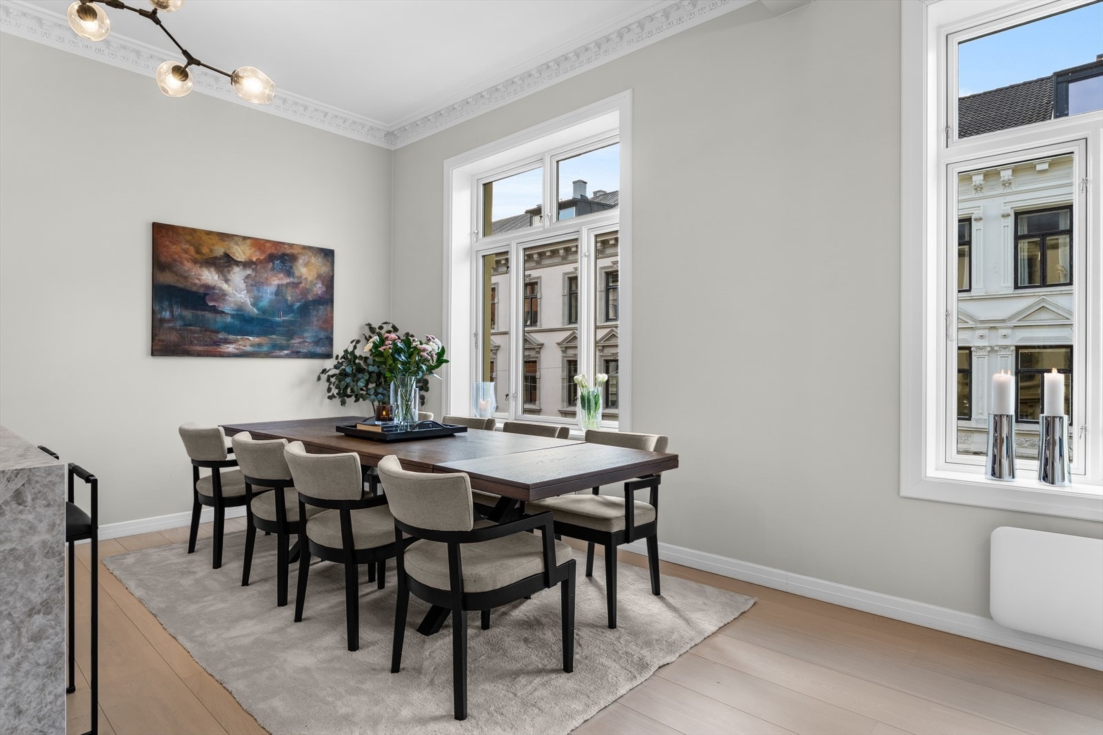 God plass til stort spisebord med mulighet for forlengelse. Nye Mill Invisible Smart WiFi panelovner i alle rom i 2024. Galleribilde