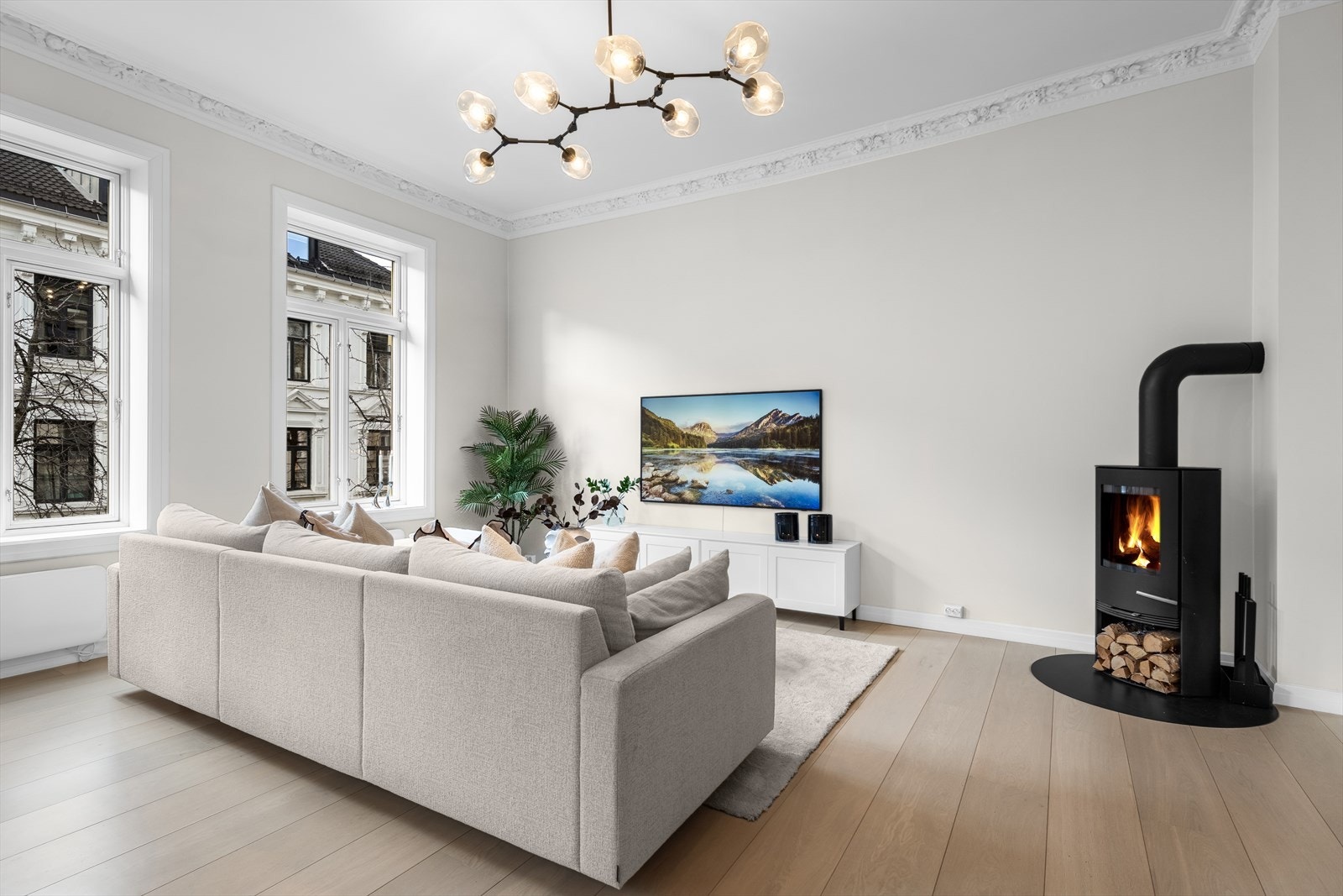 Nye klassiske vinduer i 2019. Avrettet gulv med kvistfri entavs eikeparkett i alle rom med unntak av bad. Galleribilde